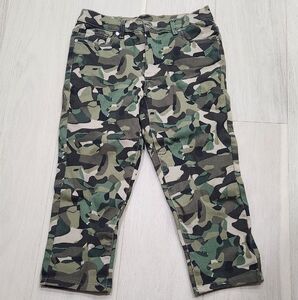 Womens Capri Jeans by Venus Size 4 Camo